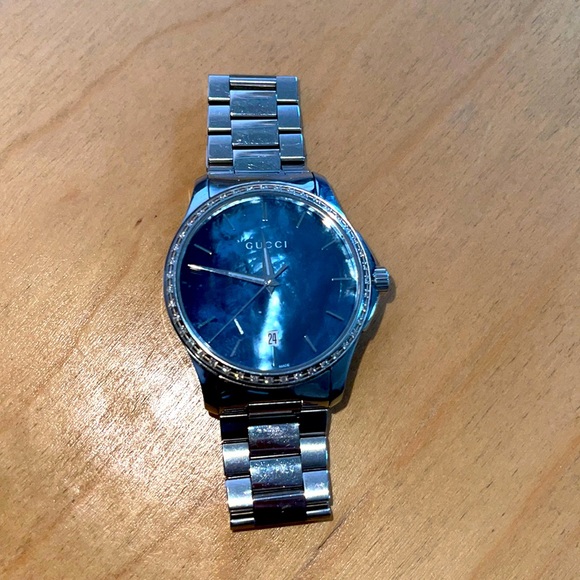Gucci stainless steel watch with vs1 diamond bezel blue